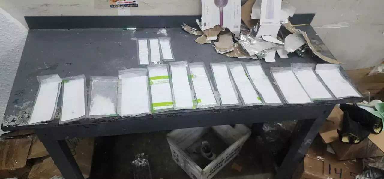 arrestan-extranjero-vinculado-a-decomiso-de-16-laminas-de-cocaina-en-inposdom