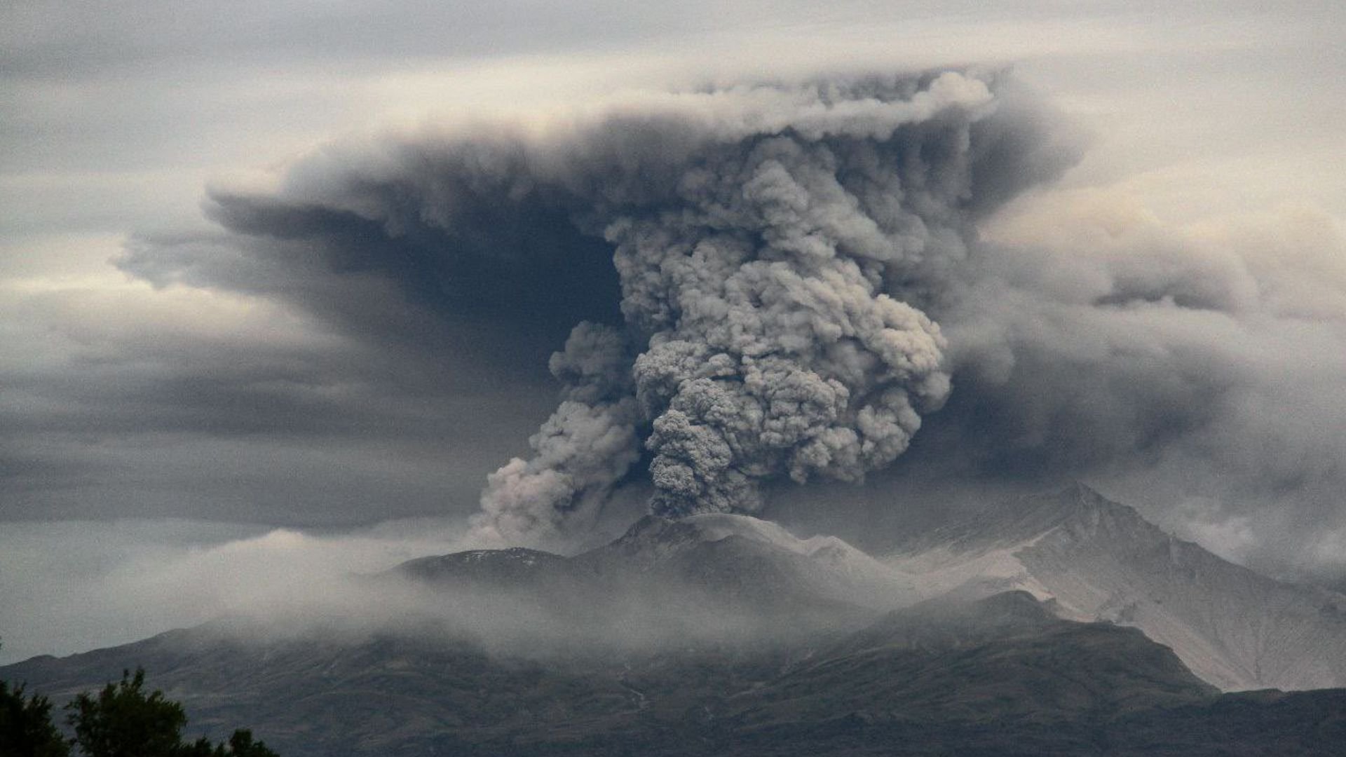 entra-en-erupcion-el-volcan-shiveluch,-uno-de-los-mas-activos-de-rusia