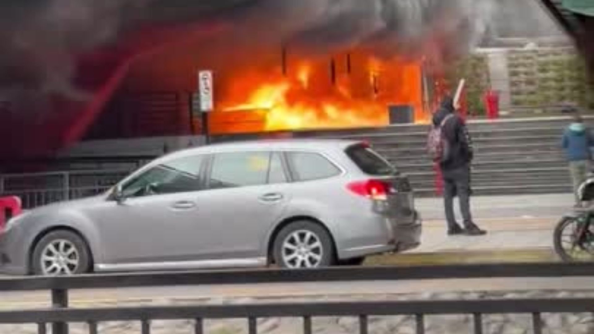 video:-impactantes-llamas-tras-incendio-registrado-en-metro-escuela-militar