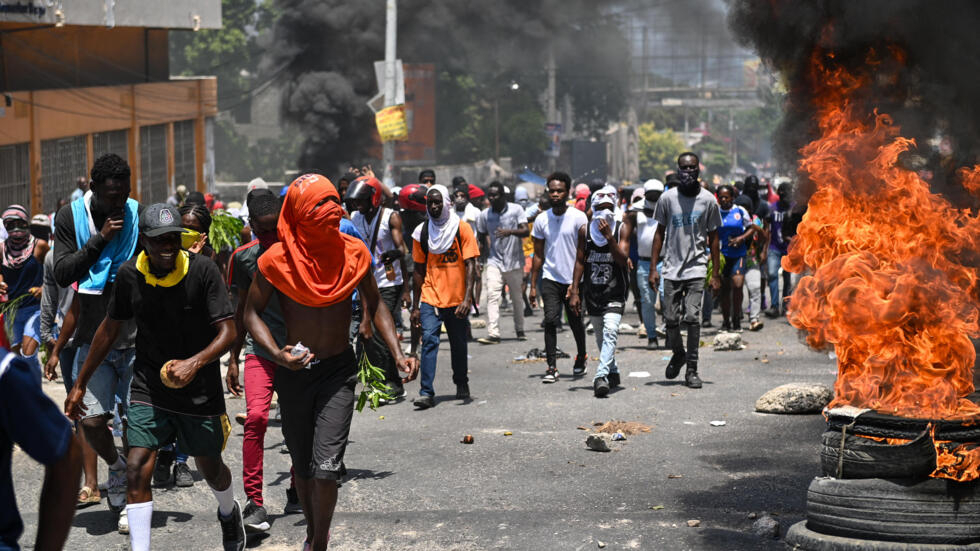 cientos-de-personas-en-puerto-principe-se-manifiestan-contra-de-la-violencia-en-haiti