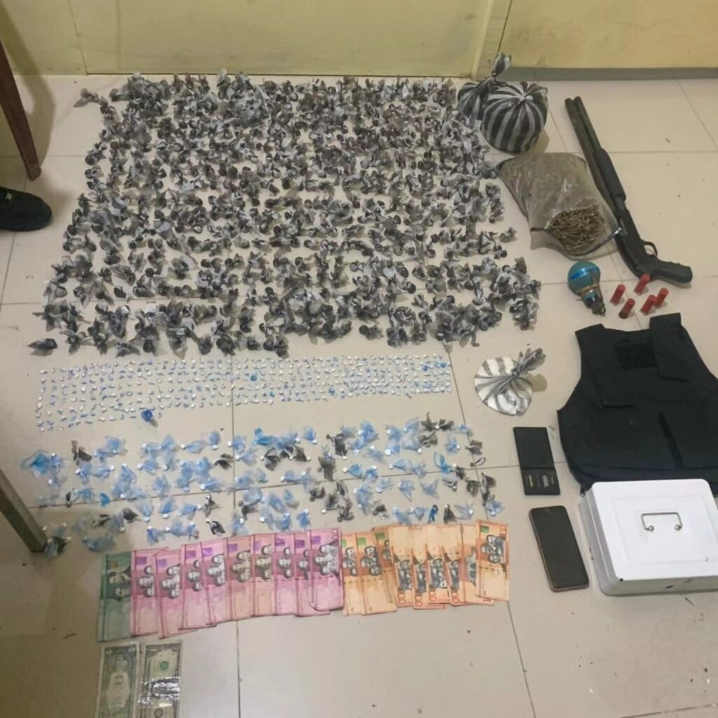 tres-personas-apresadas,-incluyendo-a-un-menor-con-drogas-y-armas-de-fuego
