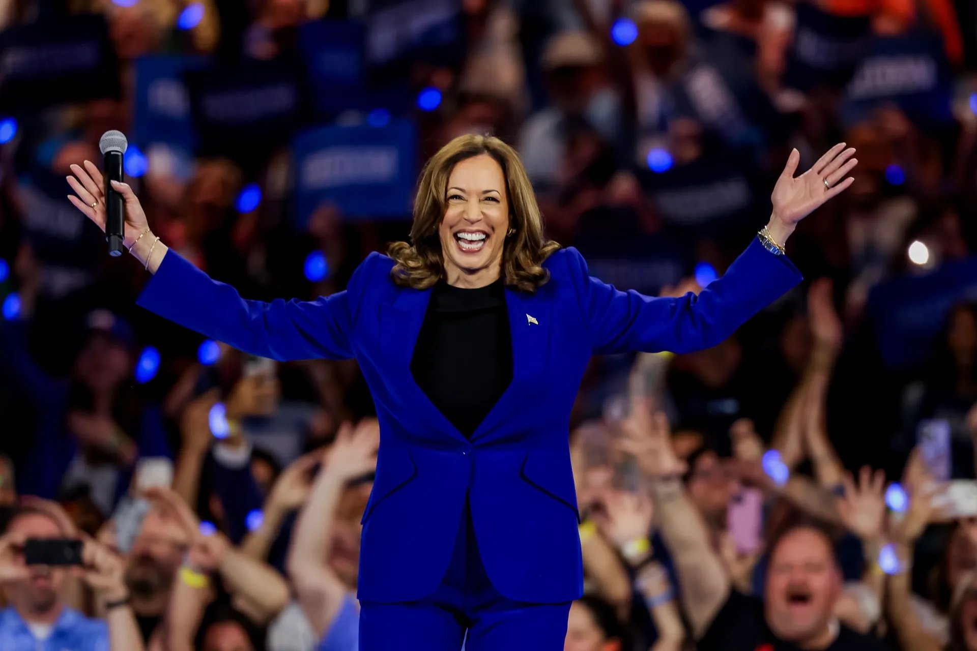 kamala-recibe-desde-wisconsin-la-nominacion-democrata-a-la-presidencia-de-eeuu.