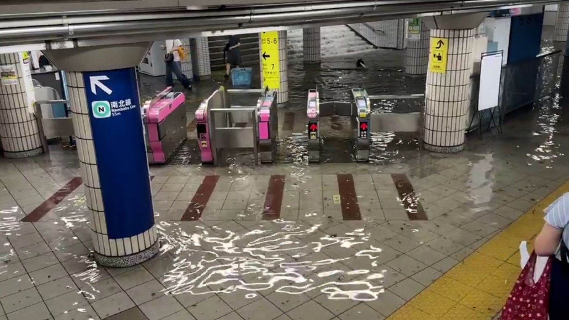 video:-las-fuertes-lluvias-en-tokio-generan-inundaciones-en-estaciones-de-metro