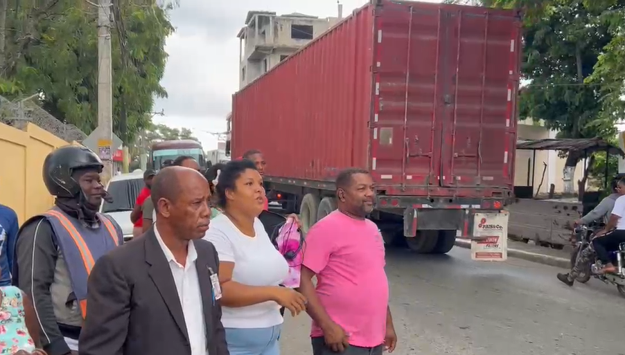 exigen-que-vehiculos-pesados-salgan-de-circulacion-en-paraje-la-pared