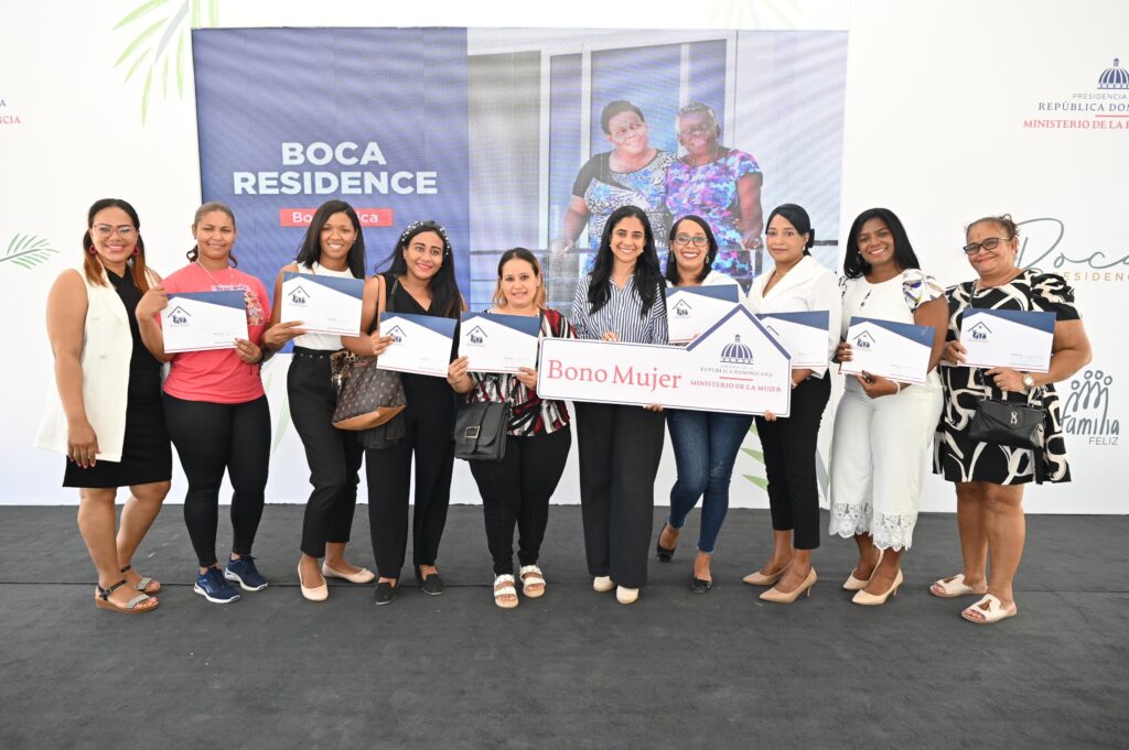 otorgan-mas-de-5-millones-de-pesos-en-bono-mujer-a-jefas-de-hogar-en-boca-chica