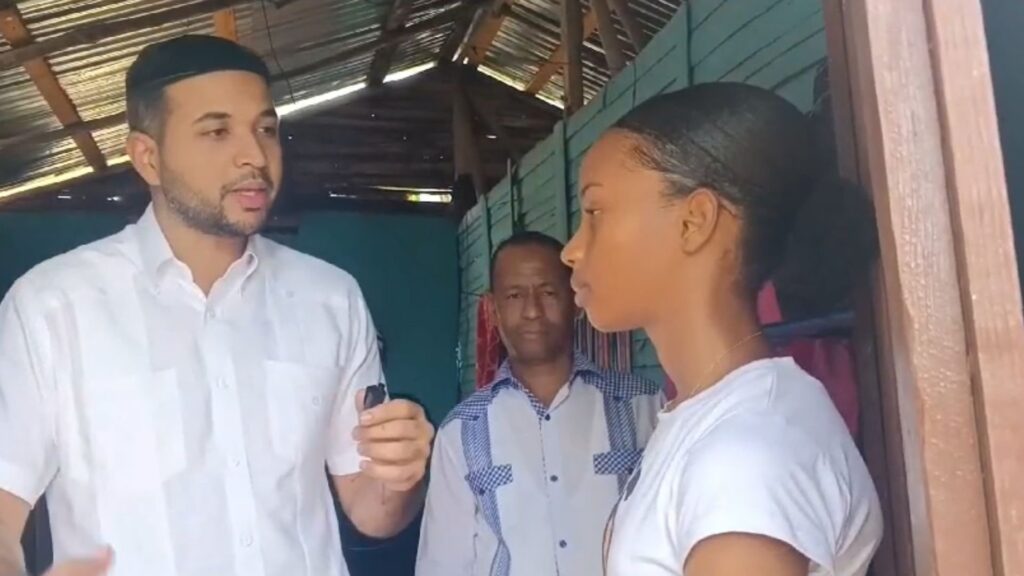 tras-reportaje-de-noticias-telemicro-otorgan-beca-a-joven