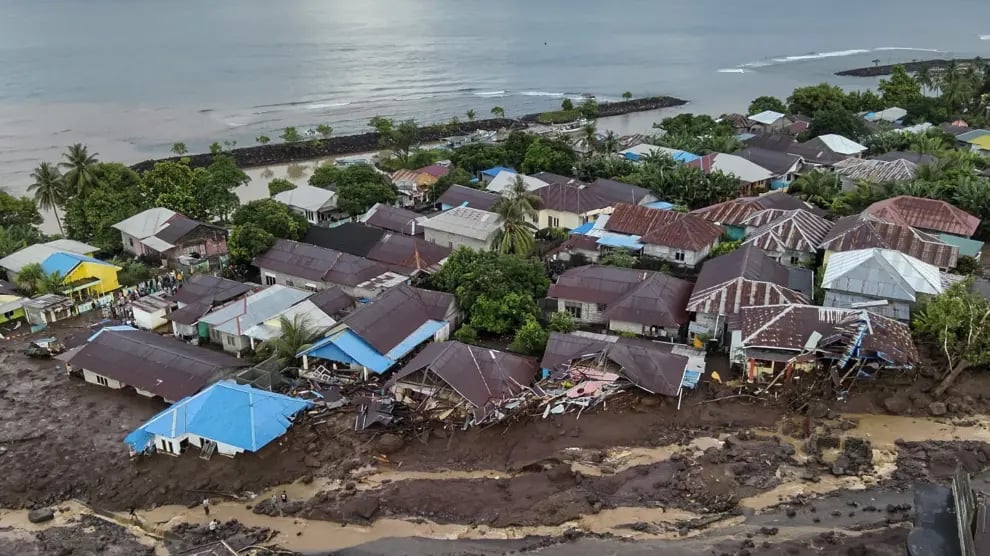 al-menos-13-muertos-debido-a-las-inundaciones-y-corrimientos-de-tierra-en-indonesia