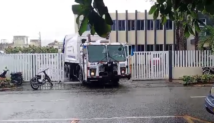 entregan-flotilla-de-camiones-para-la-recogida-de-basura-en-cotui
