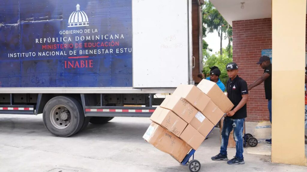 inabie-dice-completo-entrega-de-mas-de-1.8-millones-de-kits-de-utileria-escolar
