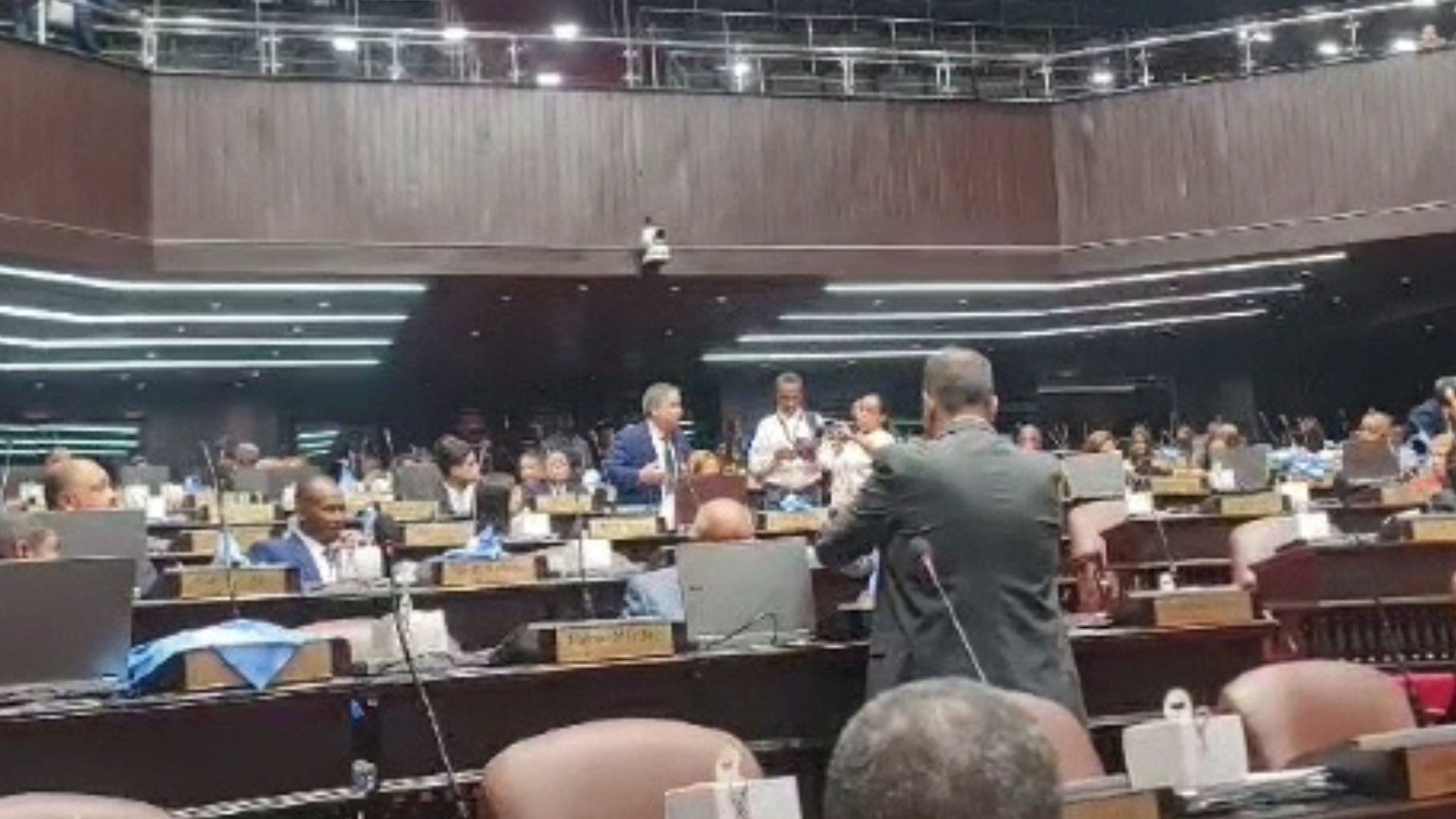 colocacion-de-cajas-«provida»-en-curules-de-diputados,-disgusta-a-gustavo-sanchez