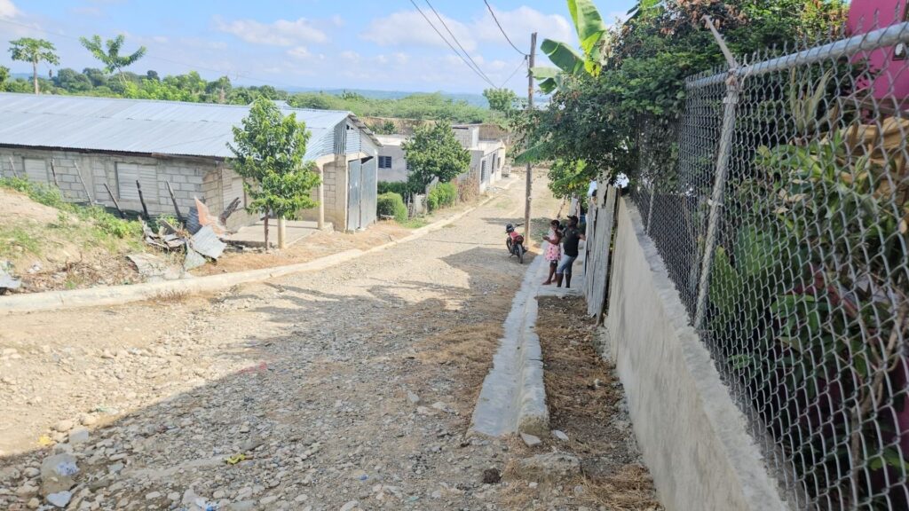 piden-intervencion-de-las-autoridades-por-falta-de-agua-potable-y-asfaltado-en-comendador