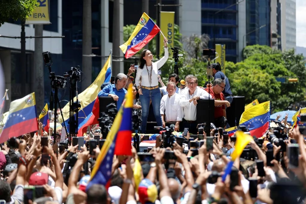 oposicion-protesta-y-maduro-celebra-a-un-mes-de-polemica-eleccion-en-venezuela