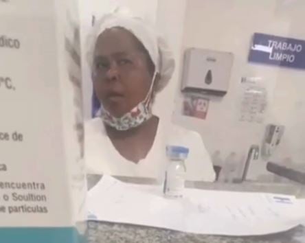 mujer-denuncia-enfermera-no-quiso-atender-a-su-madre-por-estar-hablando