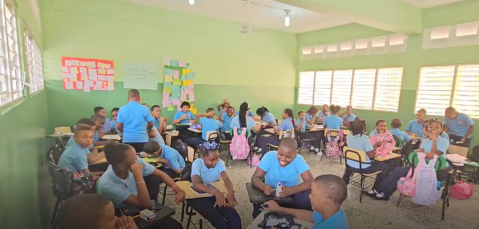 como-excelente-califican-asistencia-de-estudiantes-en-zona-de-comendador