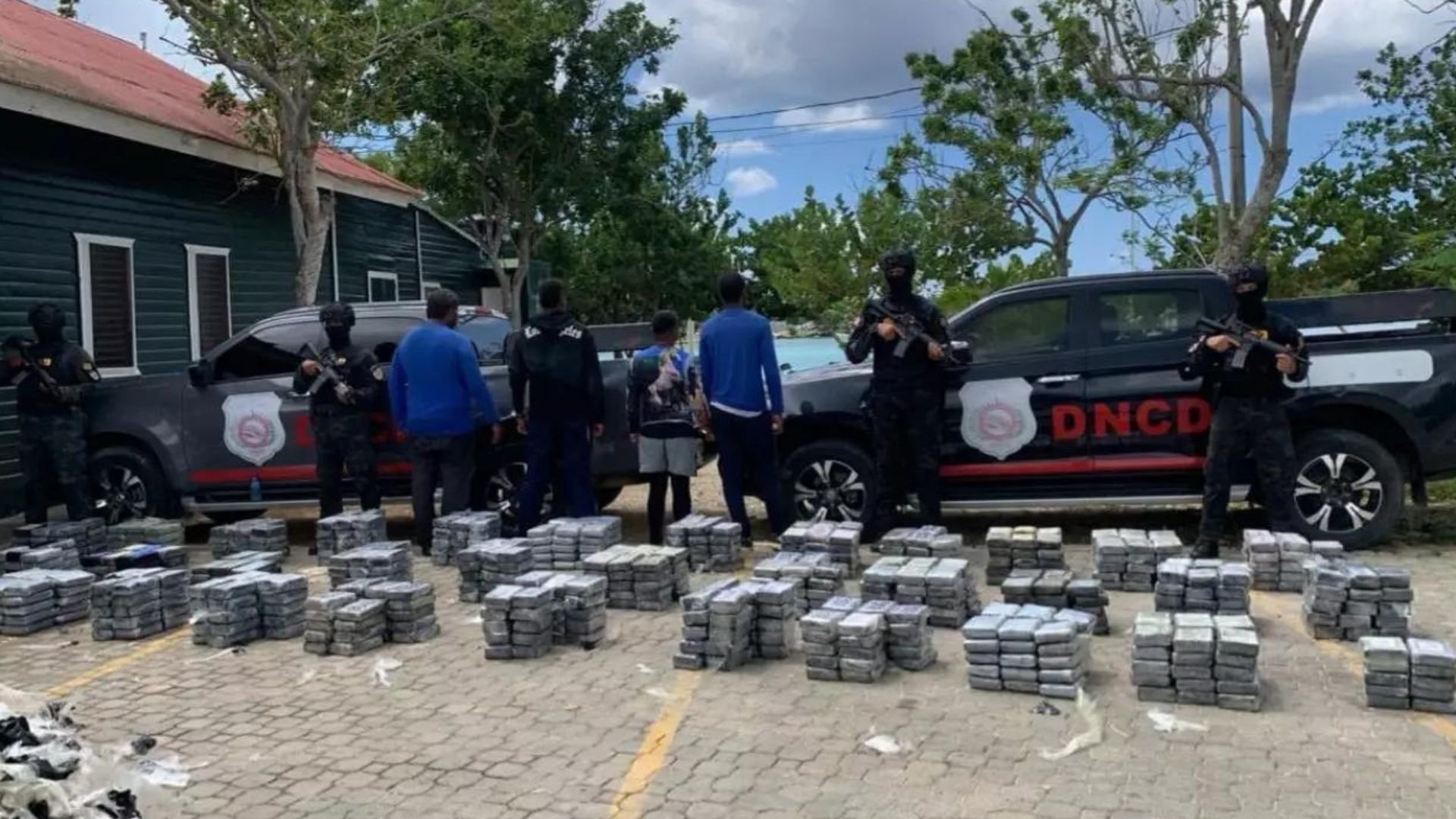 apresan-hombres-que-iban-en-lancha-cargada-con-mas-de-una-tonelada-de-cocaina