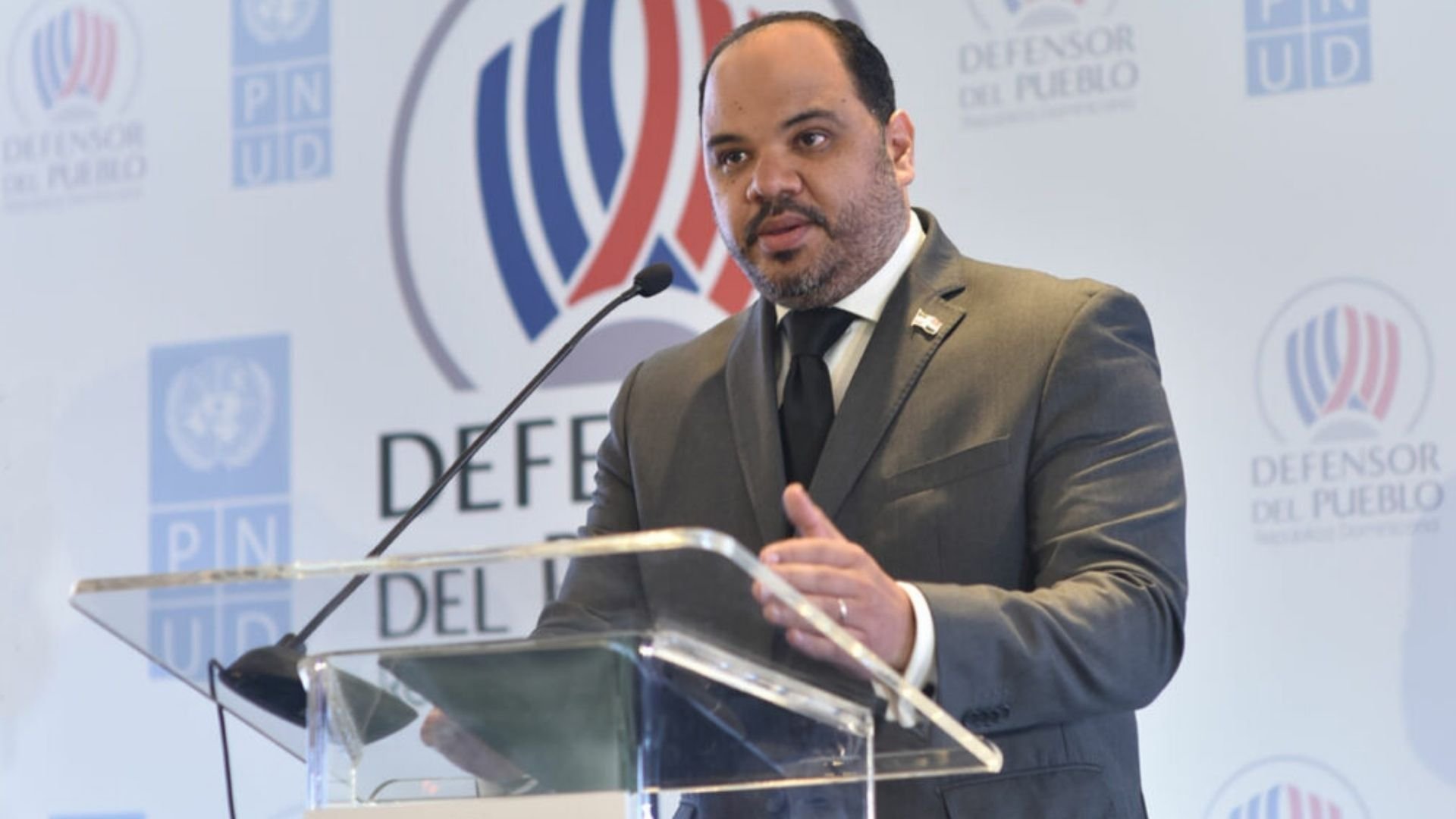 defensor-del-pueblo-exhorta-amnistia-internacional-presentar-casos-concretos-de-racismo-en-rd