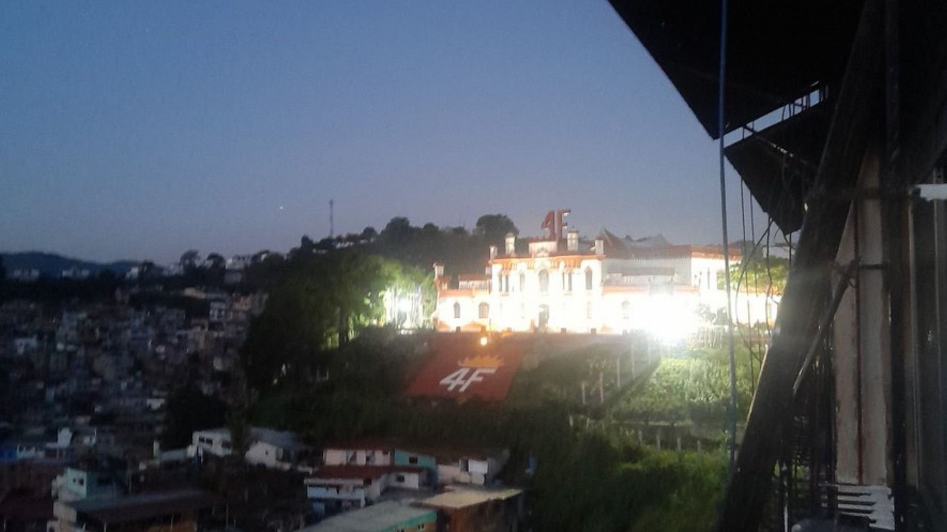 en-medio-de-apagon-en-venezuela,-tumba-de-hugo-chavez-permanece-con-electricidad- 
