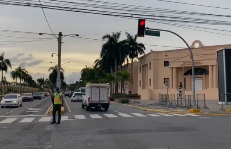 semaforos-fuera-de-servicio-causan-preocupacion-entre-conductores-en-el-dn