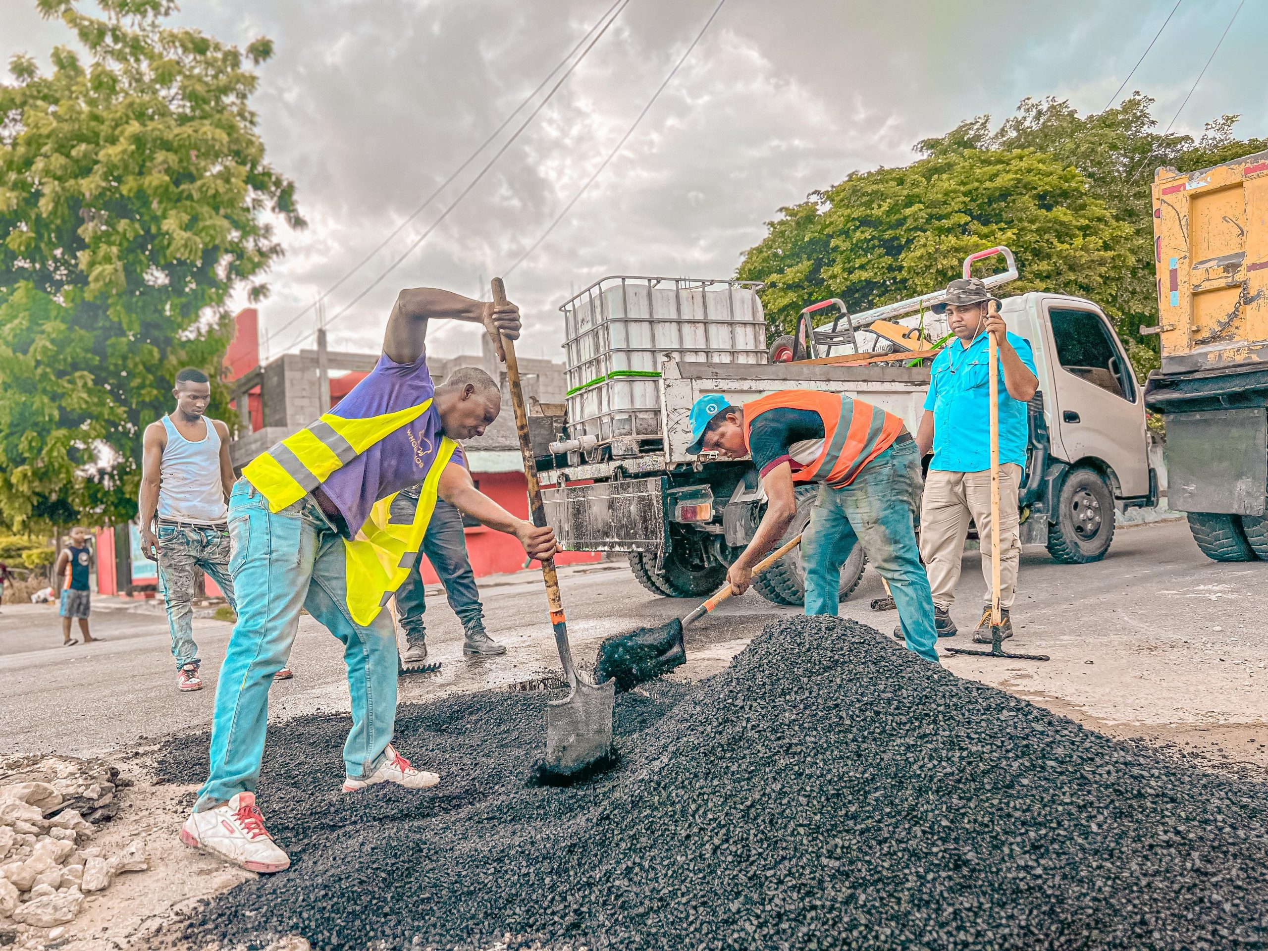 alcaldia-de-neiba-inicia-trabajo-de-bacheo-en-varios-sectores