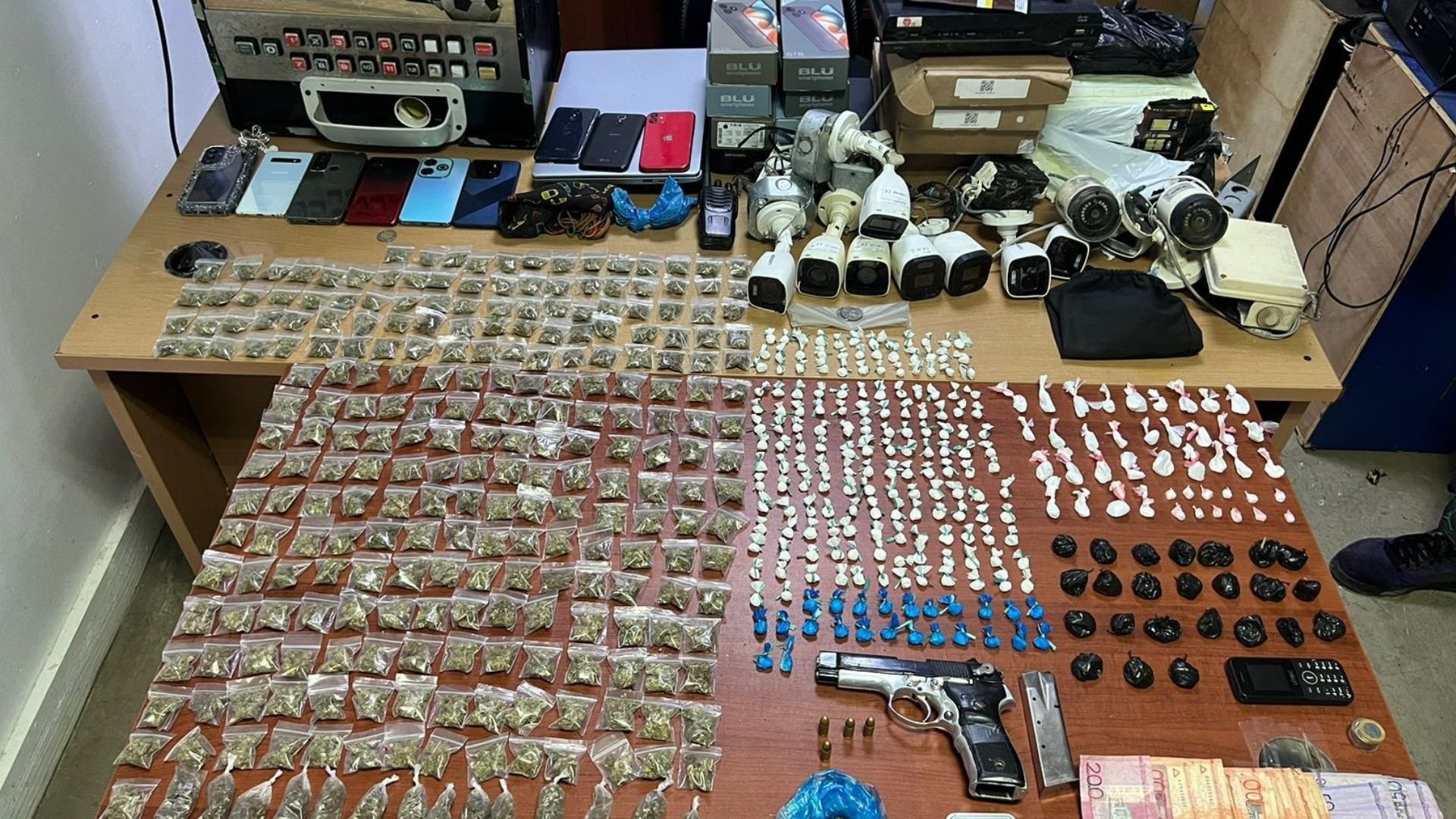 confiscan-pistola,-drogas,-equipos-electronicos-y-otros-objetos-en-allanamientos