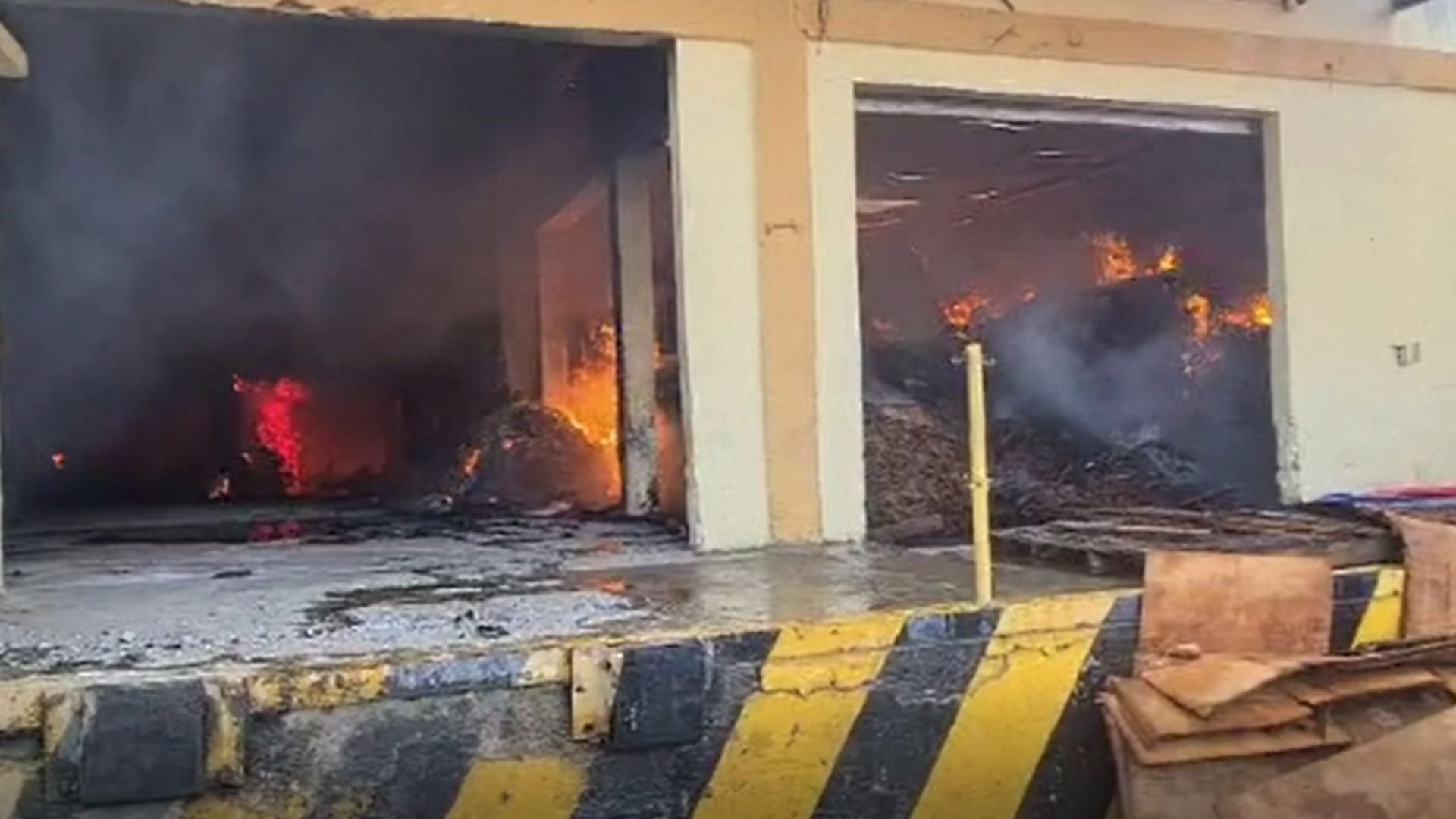 cuatro-naves-destruidas-en-la-zona-franca-de-moca-tras-un-voraz-incendio