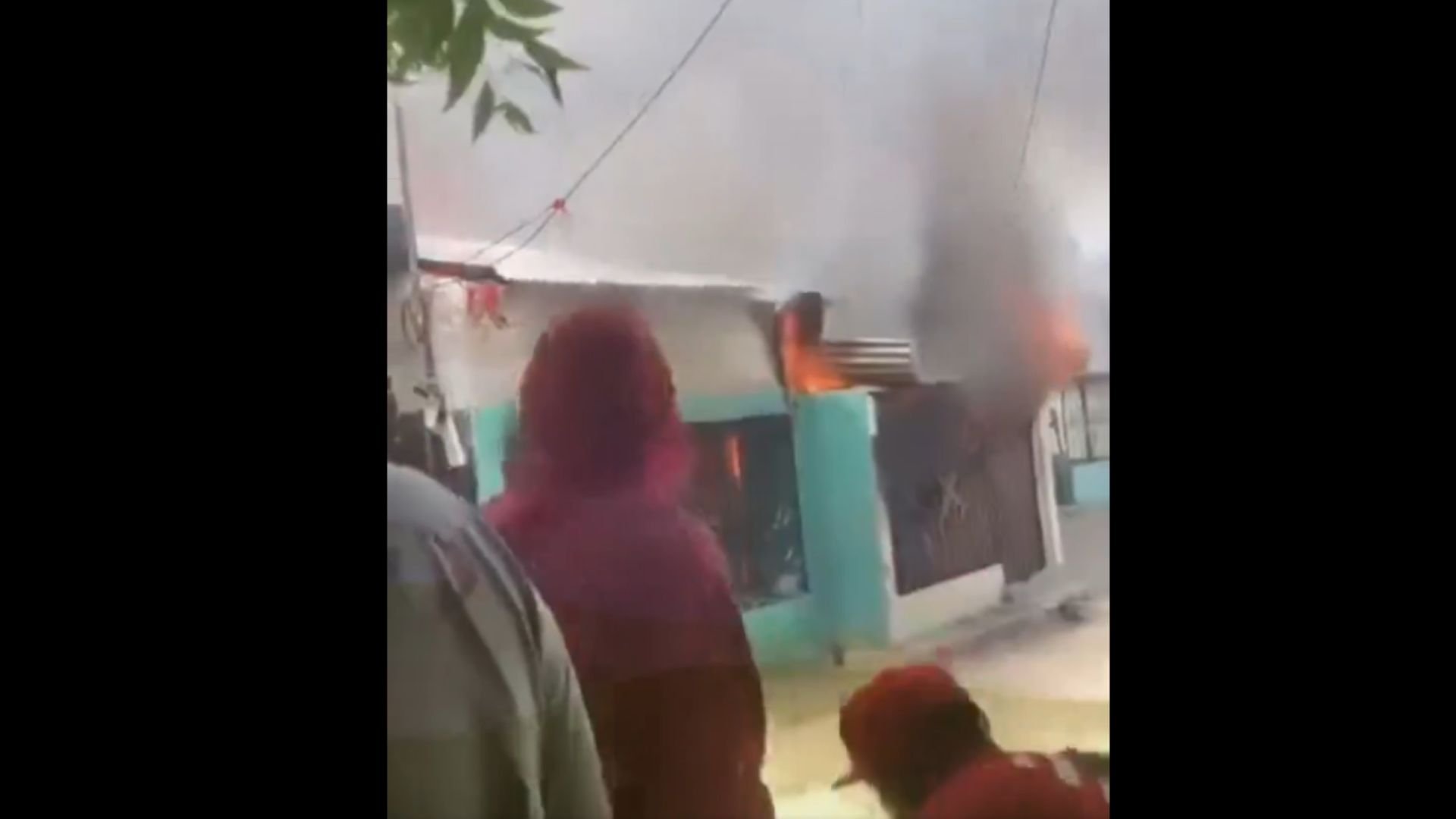 afectados-en-incendio-en-andres-boca-chica-piden-a-las-autoridades-acudir-en-su-auxilio