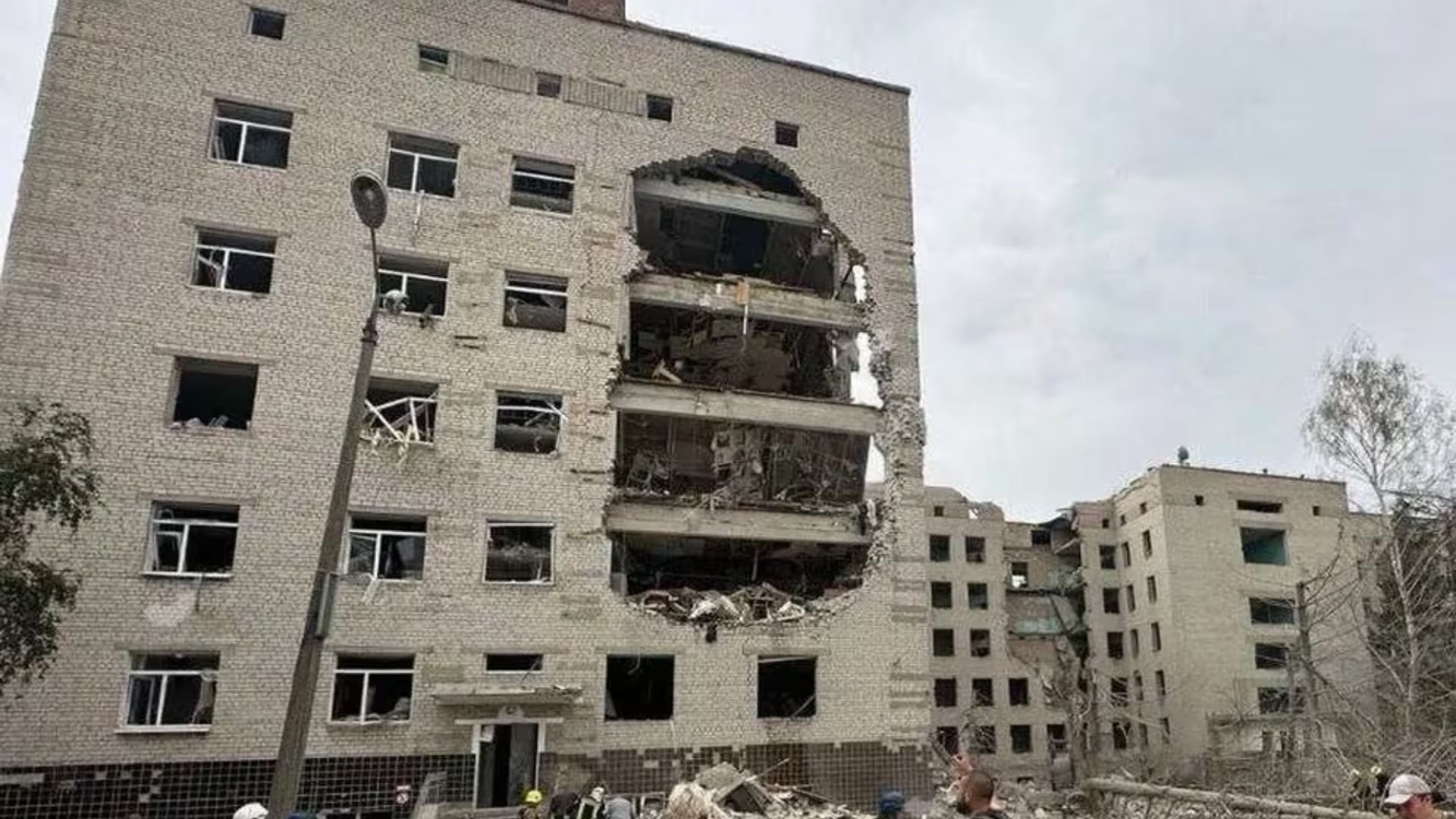 al-menos-41-muertos-y-180-heridos-tras-bombardeo-ruso-contra-centro-educativo-y-un-hospital-en-ucrania