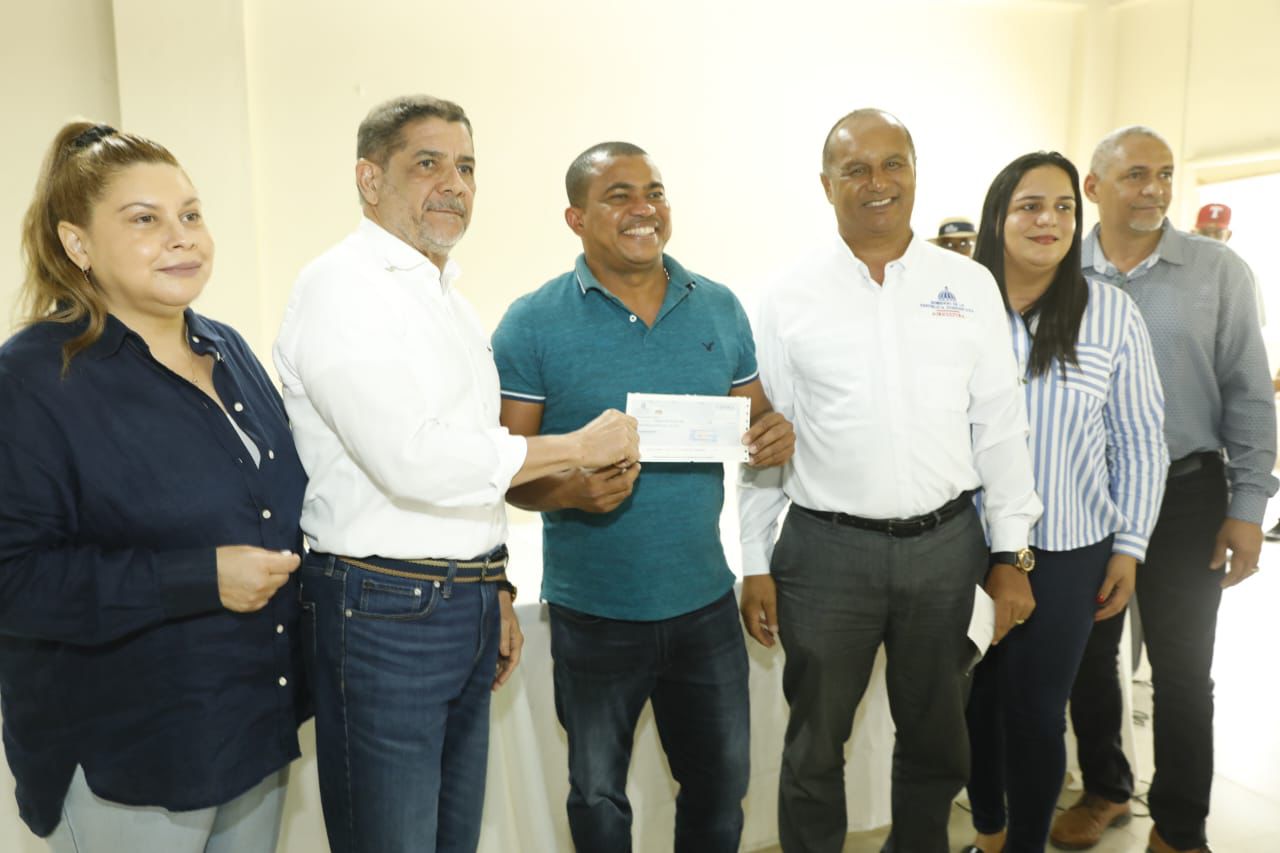 limber-cruz-entrega-mas-de-50-millones-a-productores-agropecuarios