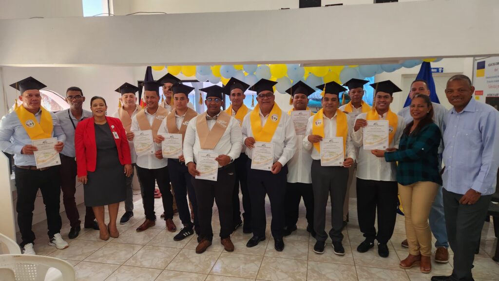 hogar-crea-celebra-graduacion-de-18-jovenes-de-curso-tecnico-en-alfabetizacion