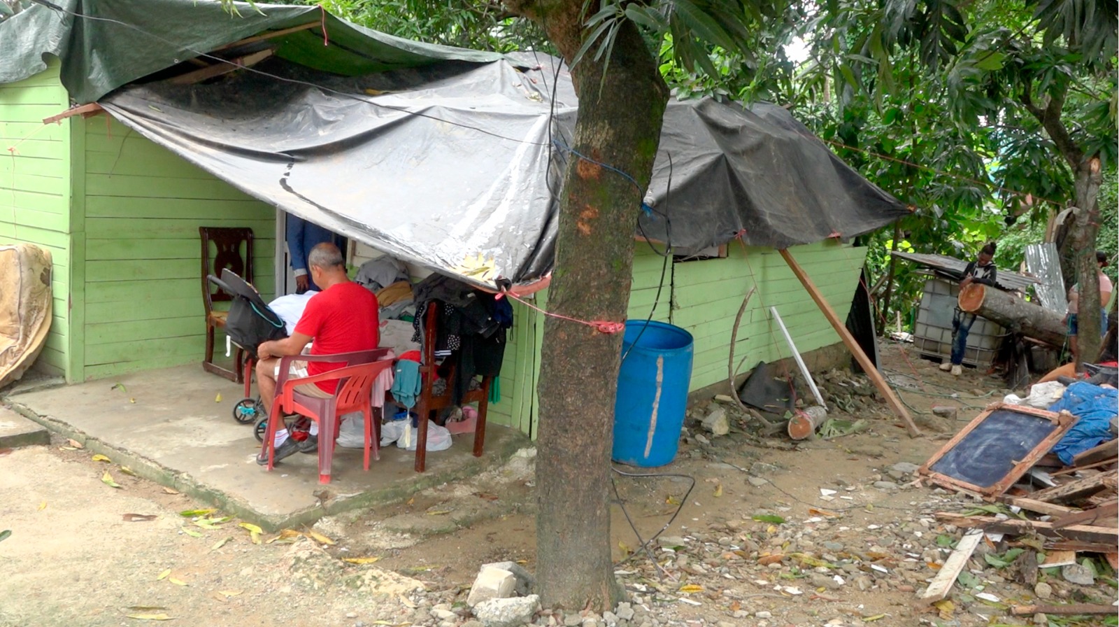 direccion-general-de-desarrollo-de-la-comunidad-acude-en-auxilio-de-familia-con-vivienda-destruida