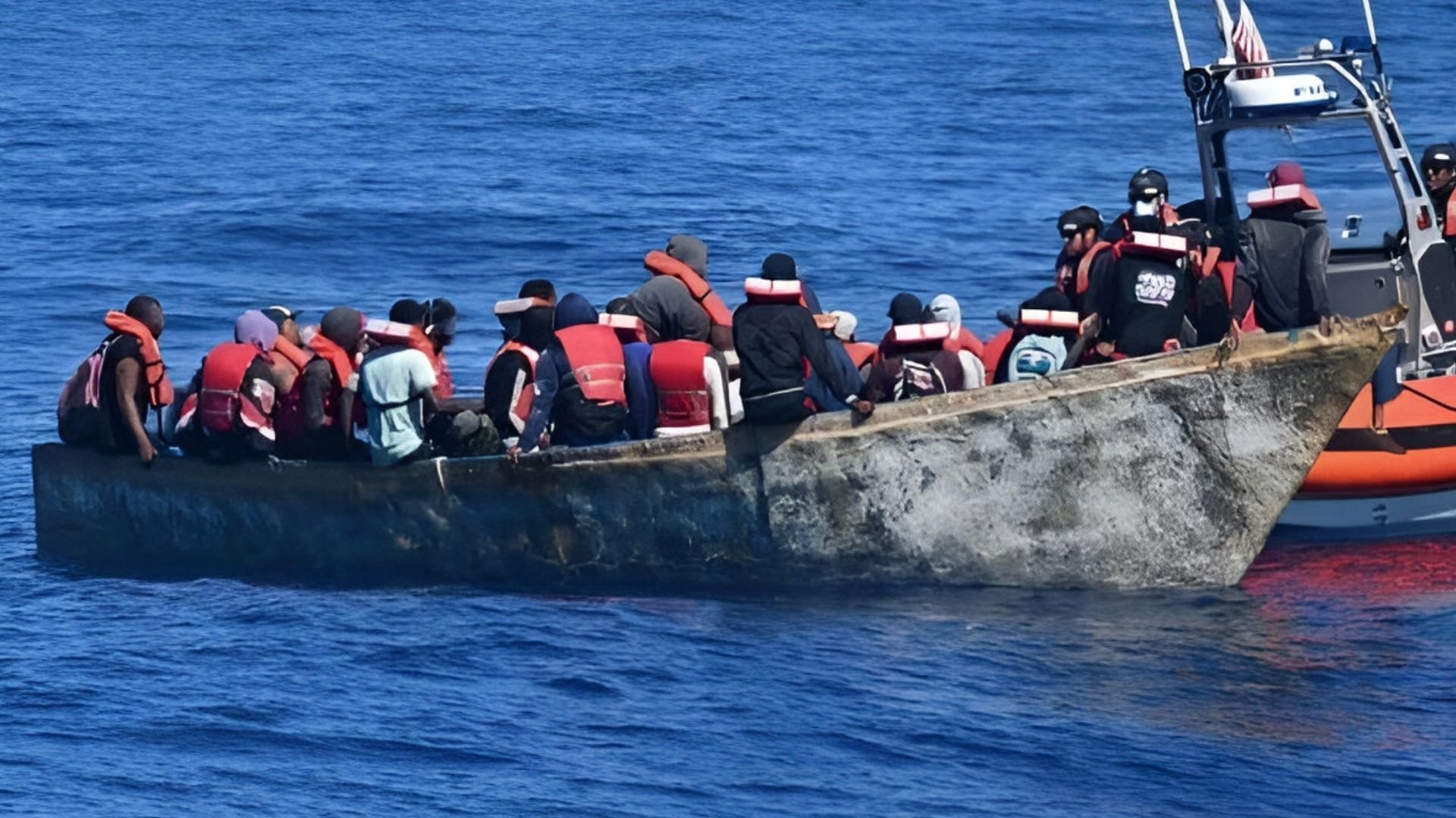 rescatan-20-dominicanos-en-embarcacion-que-se-hundia-en-el-oceano-atlantico
