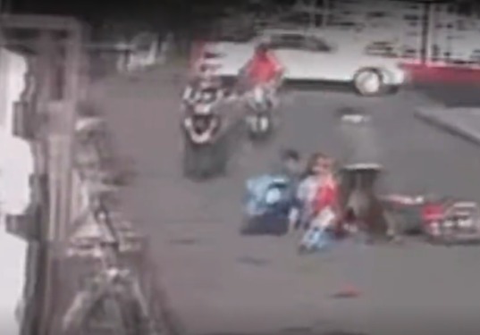 captan-momento-en-que-mujer-embarazada-es-atropellada-por-motorista-y-este-se-fuga-en-moca