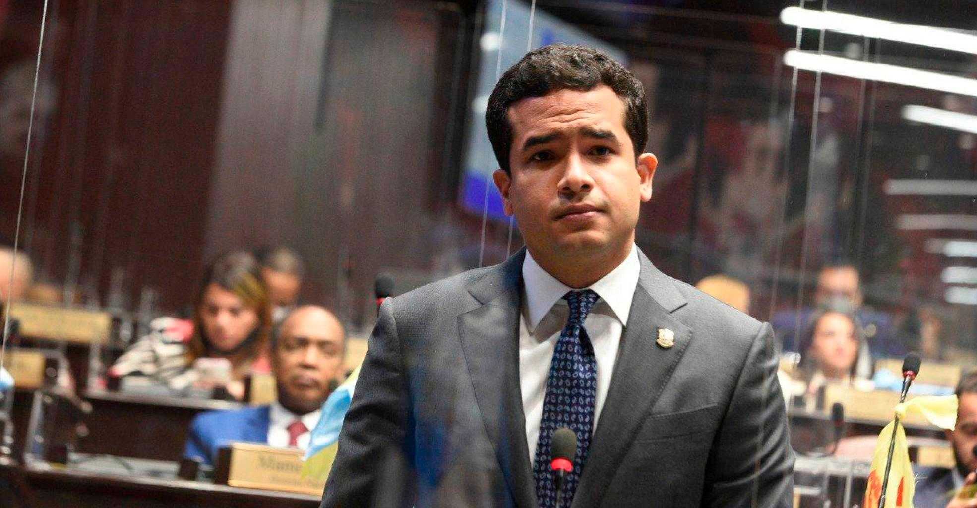omar-fernandez-anuncia-usara-el-barrilito-para-dar-ayudas-sociales
