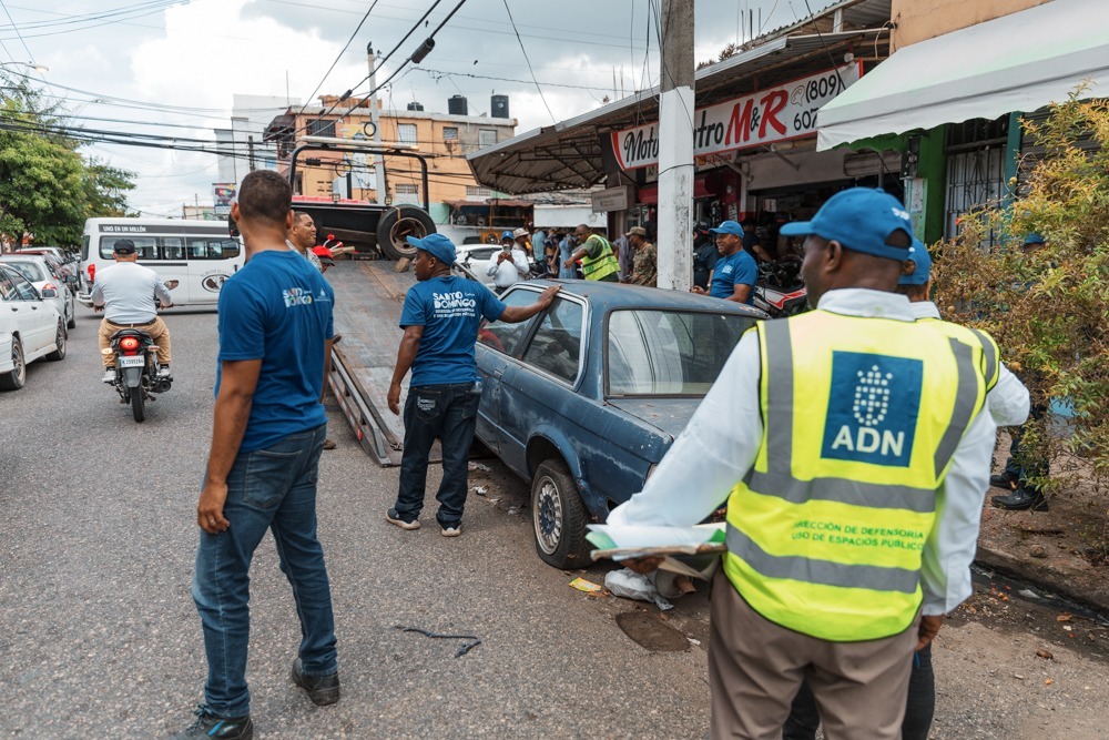alcaldia-del-dn-retira-chatarras-que-ocupaban-espacios-publicos-en-ensanche-la-paz-y-honduras