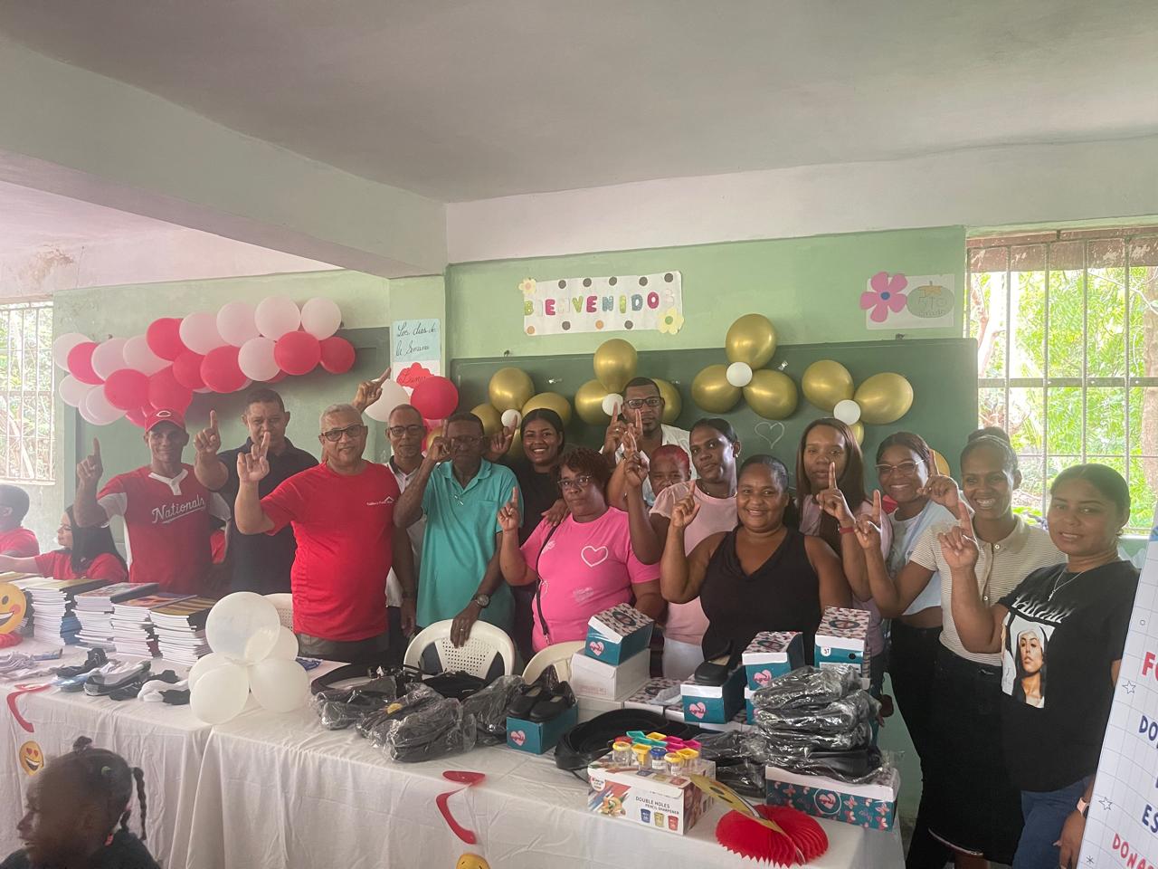 donan-utiles-escolares-a-ninos-necesitados-en-la-caleta