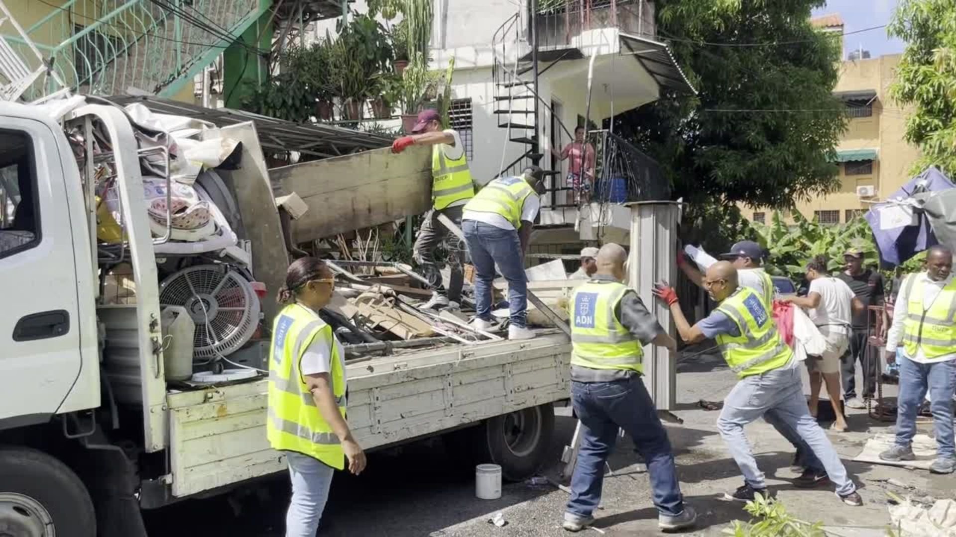 retiran-vehiculos-en-condiciones-chatarras-y-eliminan-comercios-que-obstruyen-paso-a-peatones