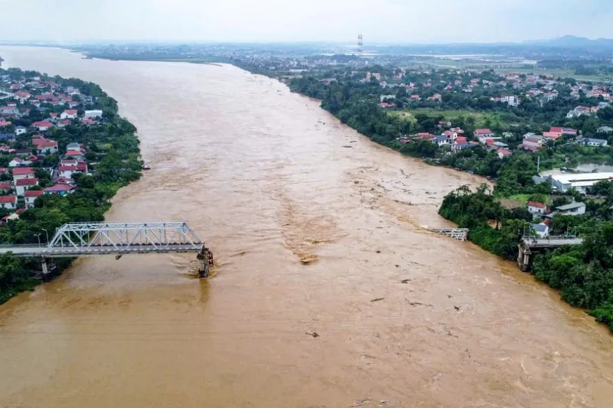 colapsa-parte-de-un-puente-por-efectos-del-tifon-yagi-en-vietnam-que-dejo-59-muertes