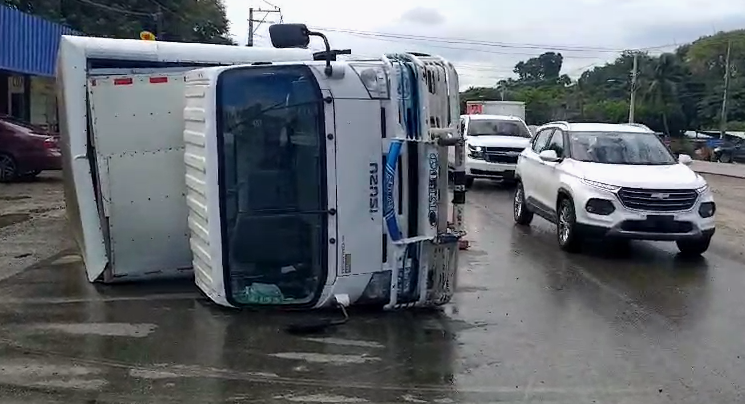 video:-se-vuelca-camion-de-carga-en-la-autopista-duarte,-tramo-cabirmota-la-vega
