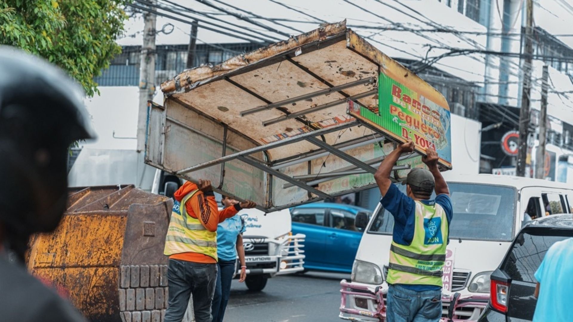 eliminan-bancas-ilegales-que-ocupaban-aceras-en-la-avenida-albert-thomas