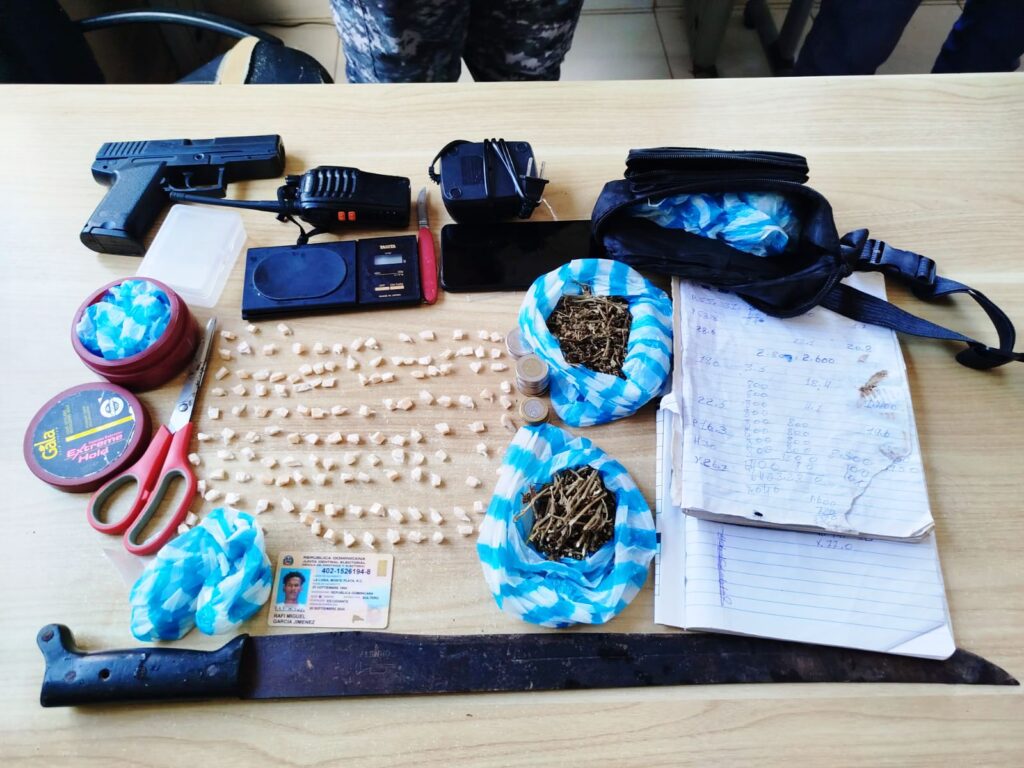 policia-ocupa-arma-de-fuego,-narcoticos-y-otros-objetos