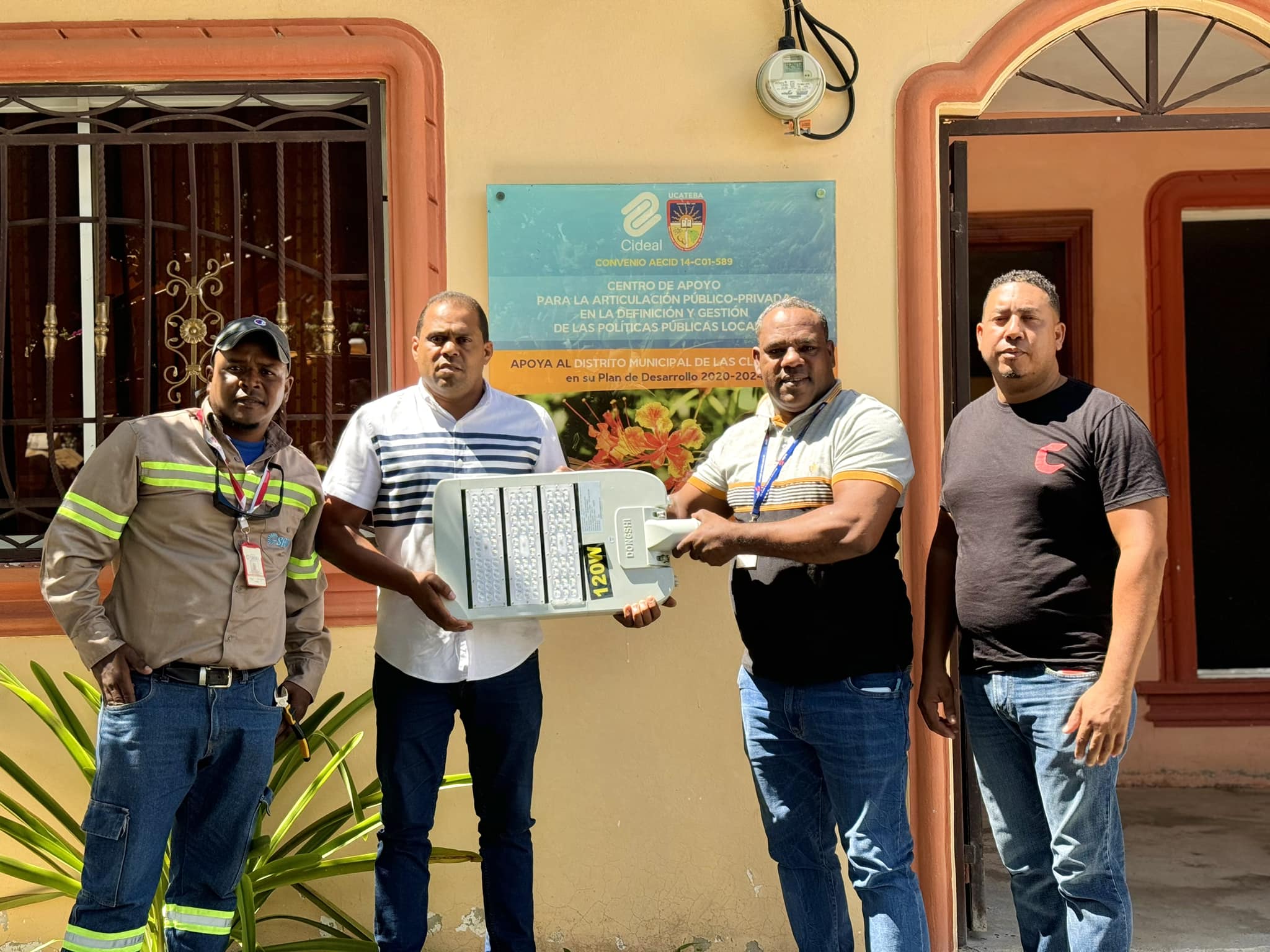 edesur-dona-lamparas-led-a-junta-distrital-de-las-clavellinas
