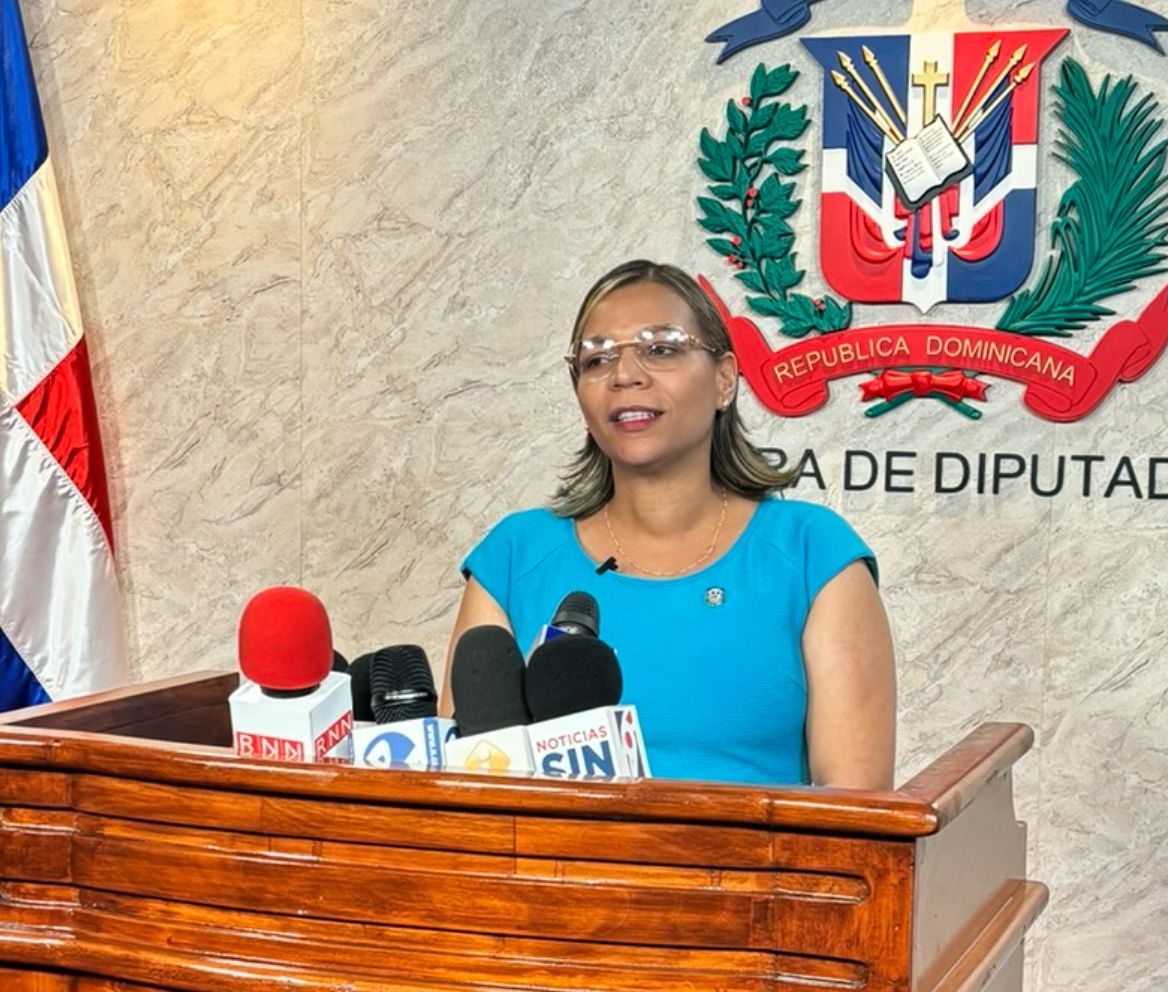 diputada-mirna-lopez-presenta-resolucion-para-creacion-de-aulas-hospitalarias-a-estudiantes-dominicanos