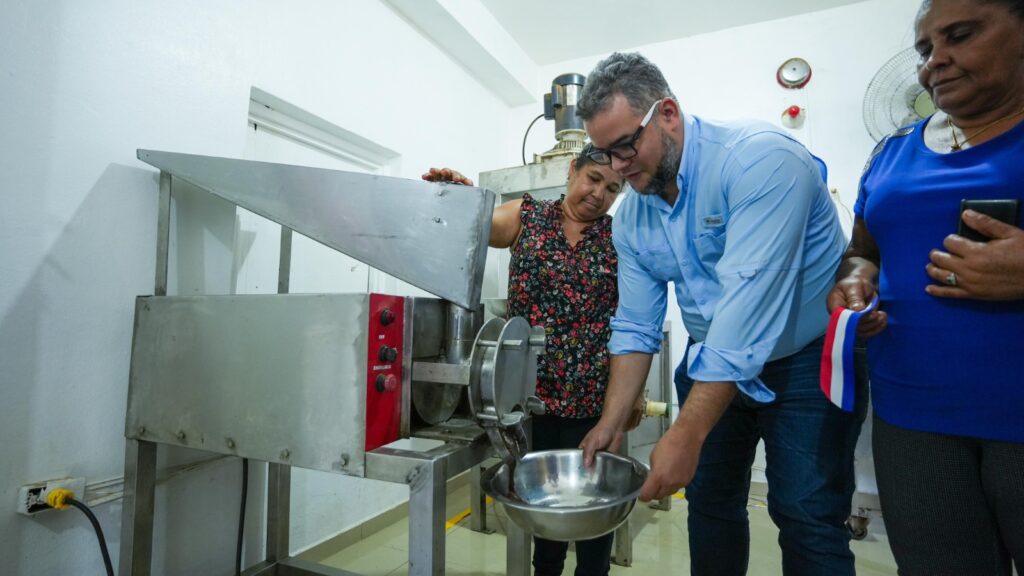 feda-entrega-maquinarias-para-impulsar-chocolateria-en-la-provincia-duarte