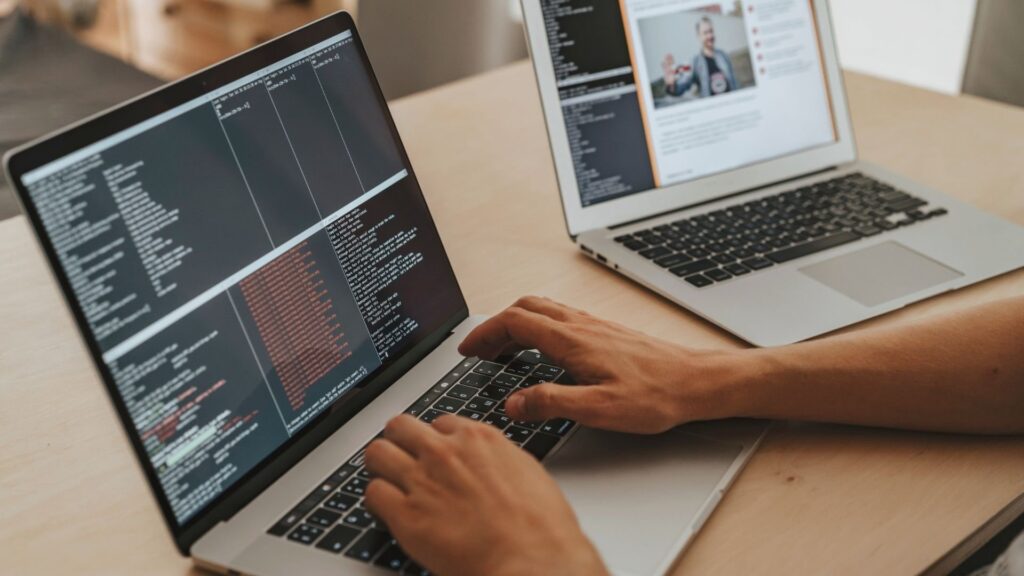 dia-del-programador:-personas-que-trabajan-en-el-desarrollo-de-plataformas-digitales
