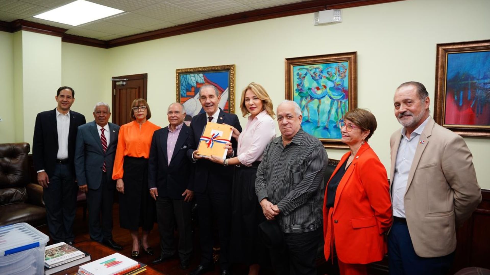 german-entrega-documentos-al-mescyt-para-crear-universidad-de-cultura-y-artes