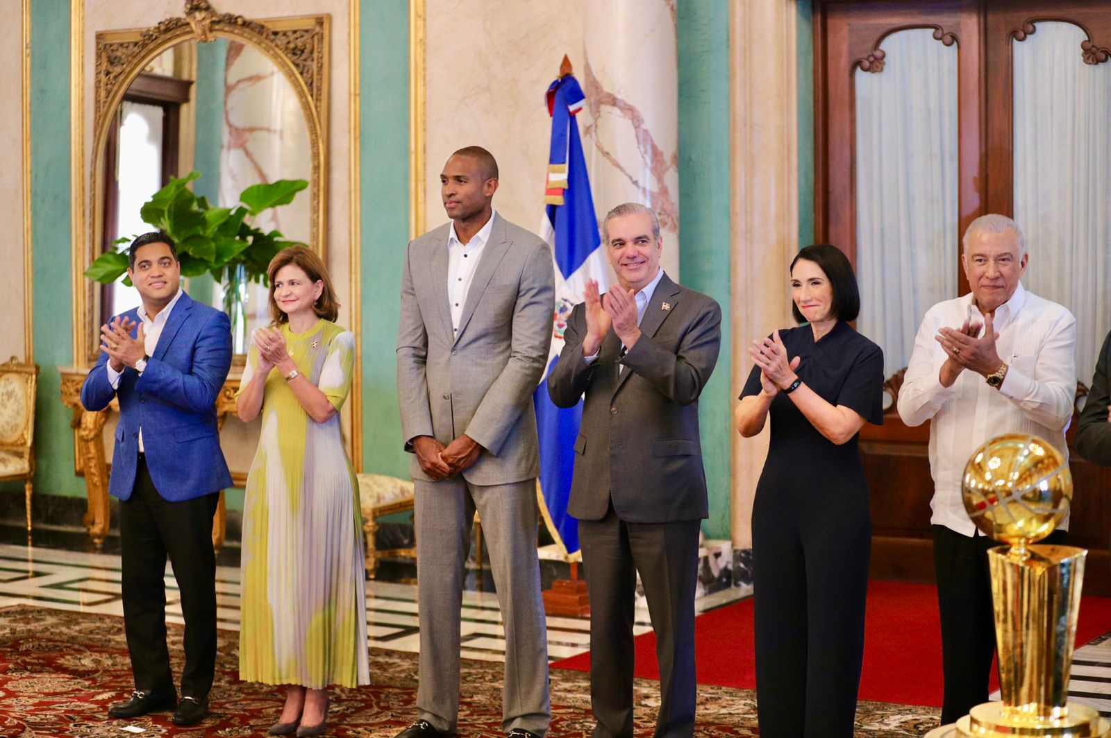 presidente-condecora-con-orden-del-merito-de-caballero-a-al-horford