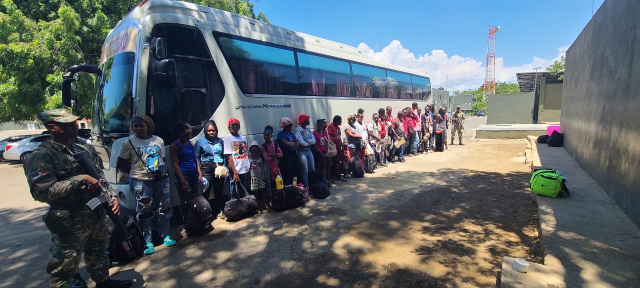 apresan-23-haitianos-ilegales-que-eran-transportados-en-un-autobus-en-la-frontera