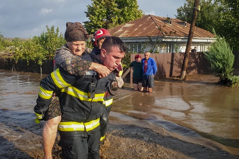 cinco-muertos-y-decenas-de-atrapados-en-rumania-por-intensas-lluvias