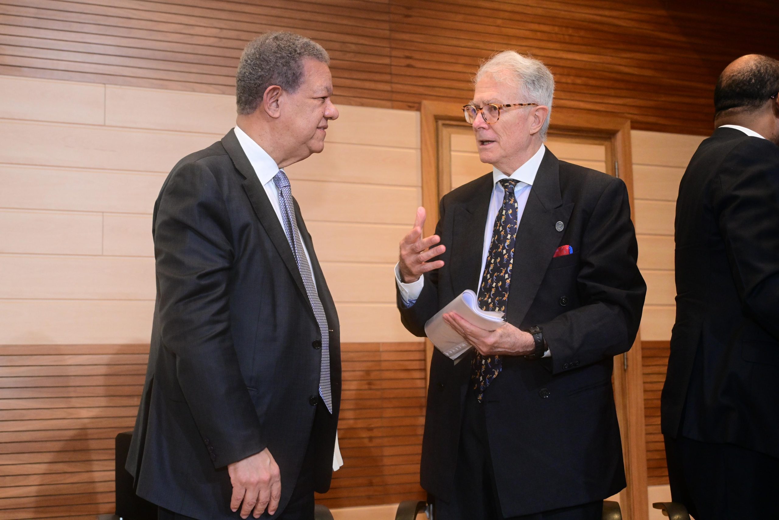 leonel-participa-en-conferencia-sobre-comunicacion-politica-dictada-por-javier-del-rey-morato