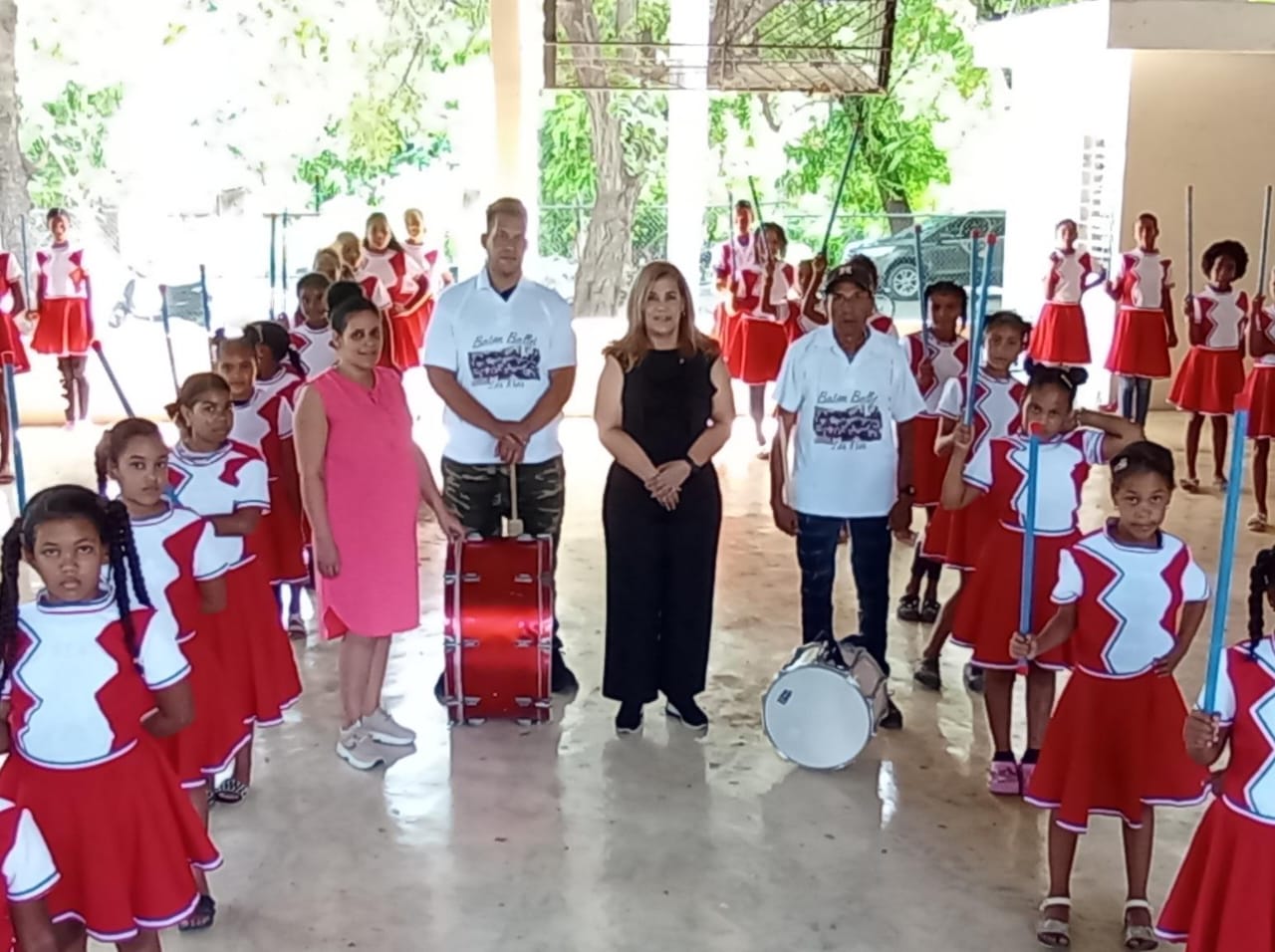 alcaldesa-de-los-rios-entrega-uniformes-a-batton-ballet-del-municipio